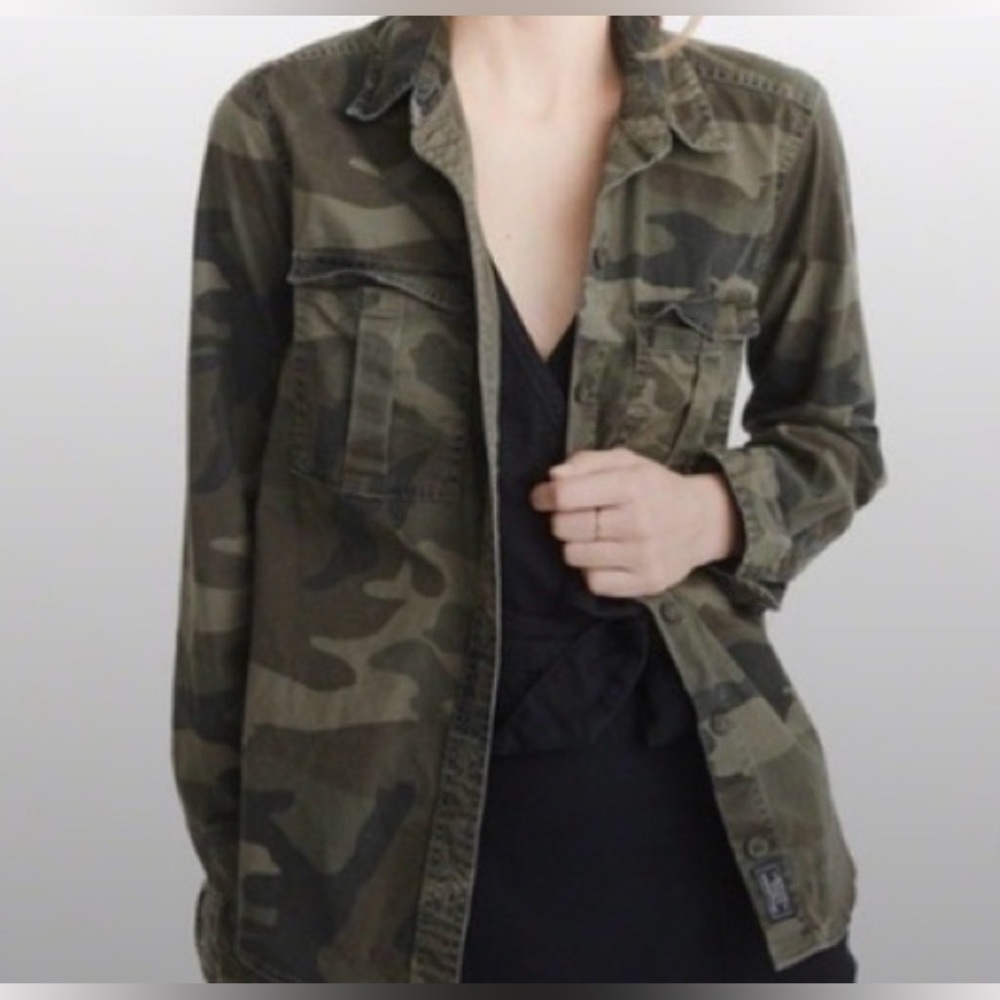 Abercrombie and Fitch Women’s Camo Button Down Shirt Size XS